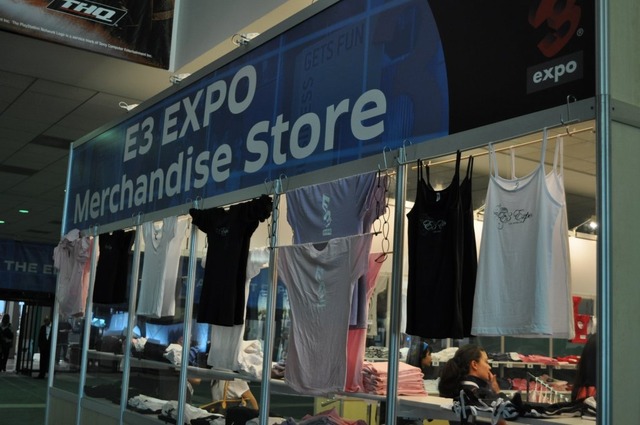 【E3 2009】Tシャツ、バッグ、ボールペン・・・E3グッズ販売中