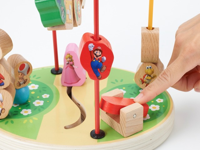 「スーパーマリオ」の世界が手触り柔らかな木製知育玩具に！成長に合わせて何度でも遊べる仕掛けが満載