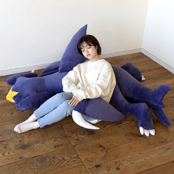 【プレミアムバンダイ】ポケモン　大きなガブリアスクッション　等身大　ガブリアス ポケモン』全長約1.6mの「大きなガブリアスクッション」登場