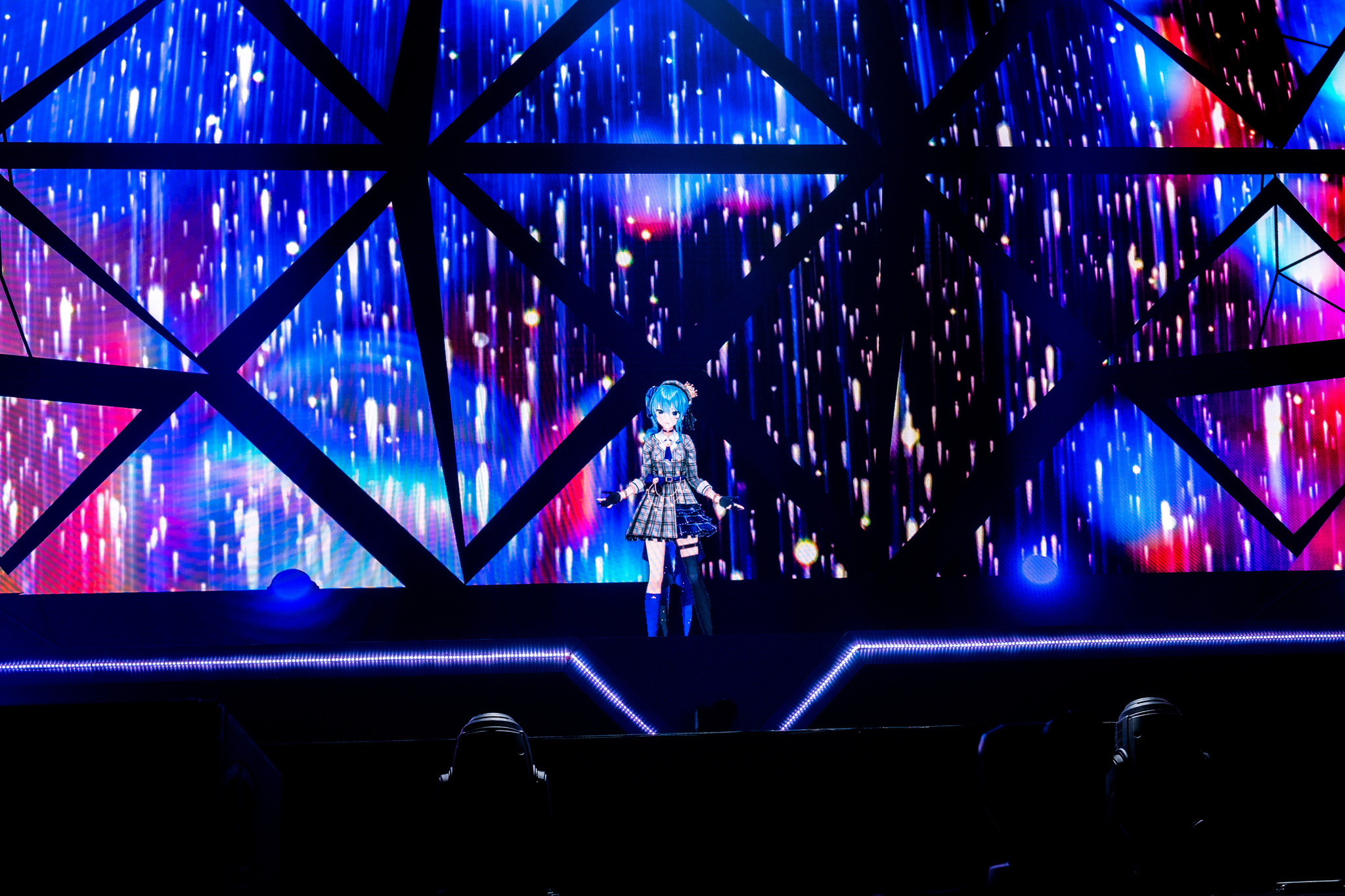 DECO*27のMV世界に飲み込まれる！注目のライブステージ「holo*27