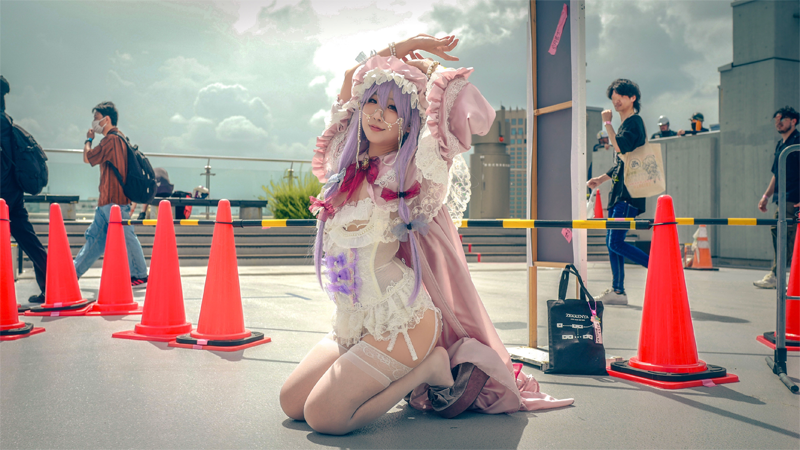 東方 パチュリー コスプレ コスプレ】『東方Project』パチュリーが艶やかな表情で見つめて