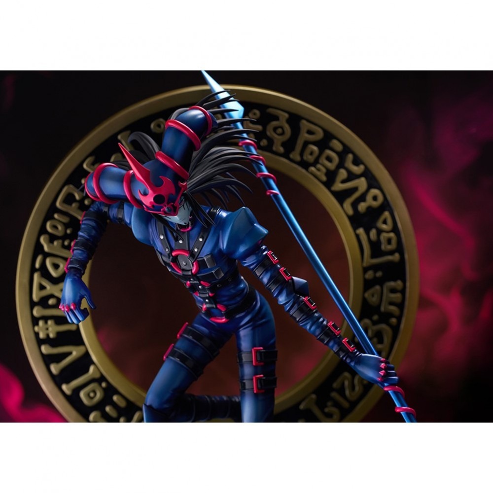 背景には黒の魔導陣も…！『遊戯王』最上級モンスター「混沌の黒