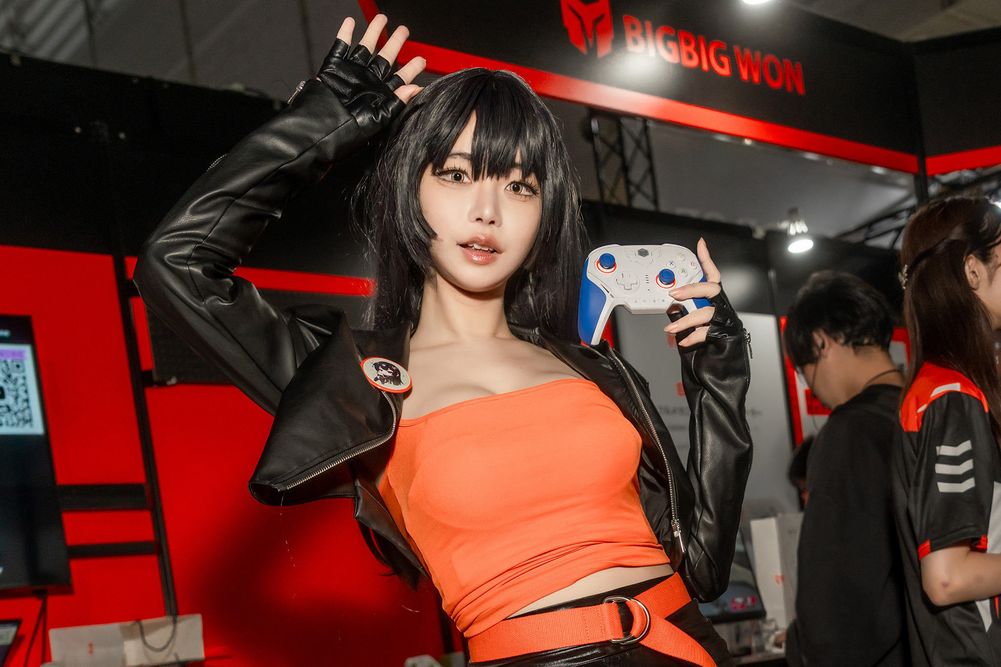 スタイル抜群な美女コンパニオンがポーズを決める！ゲーミング