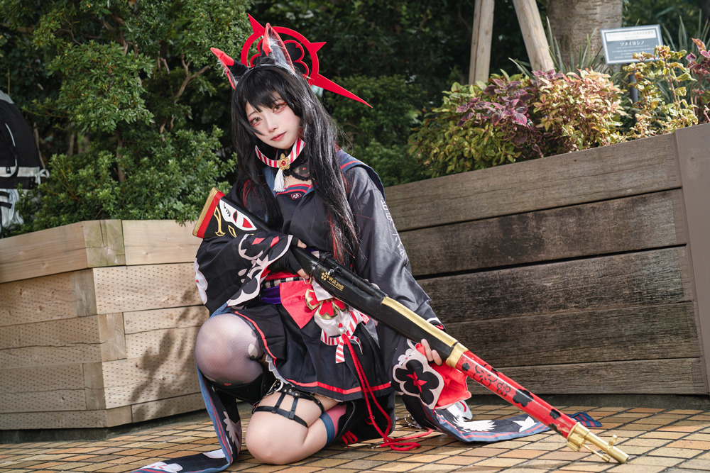 コスプレ】和風セーラー服に片足編みタイツ、狐面から覗く美貌
