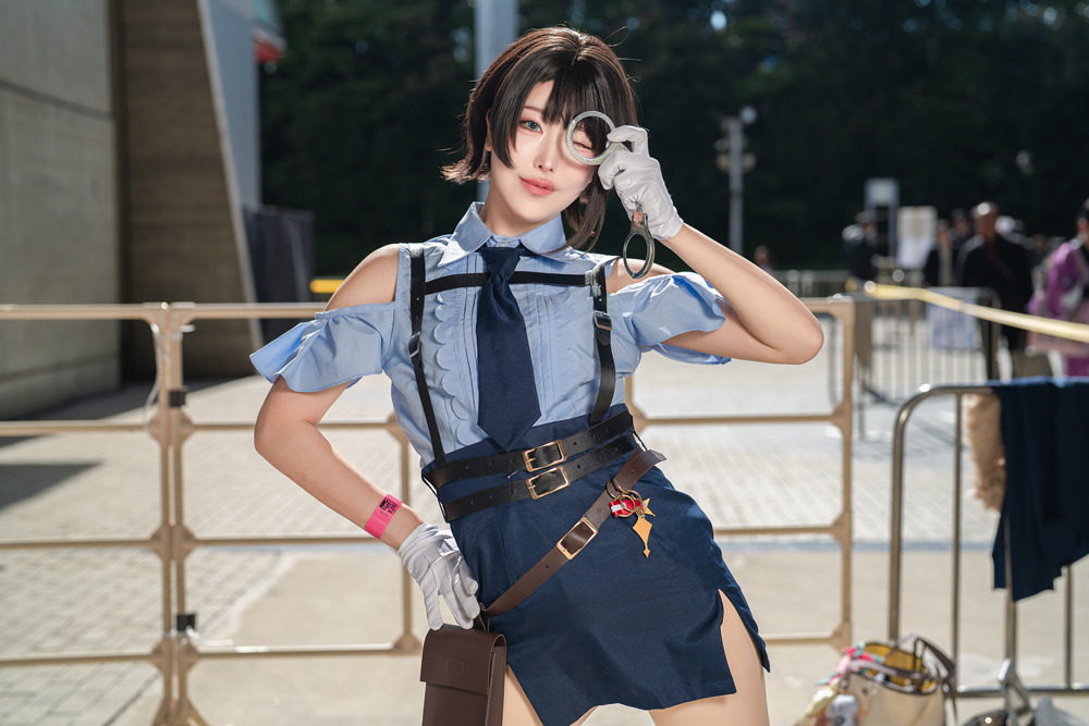 コスプレ】「逮捕されちゃうぞ！」ポリス衣装で大胆ポーズを披露する