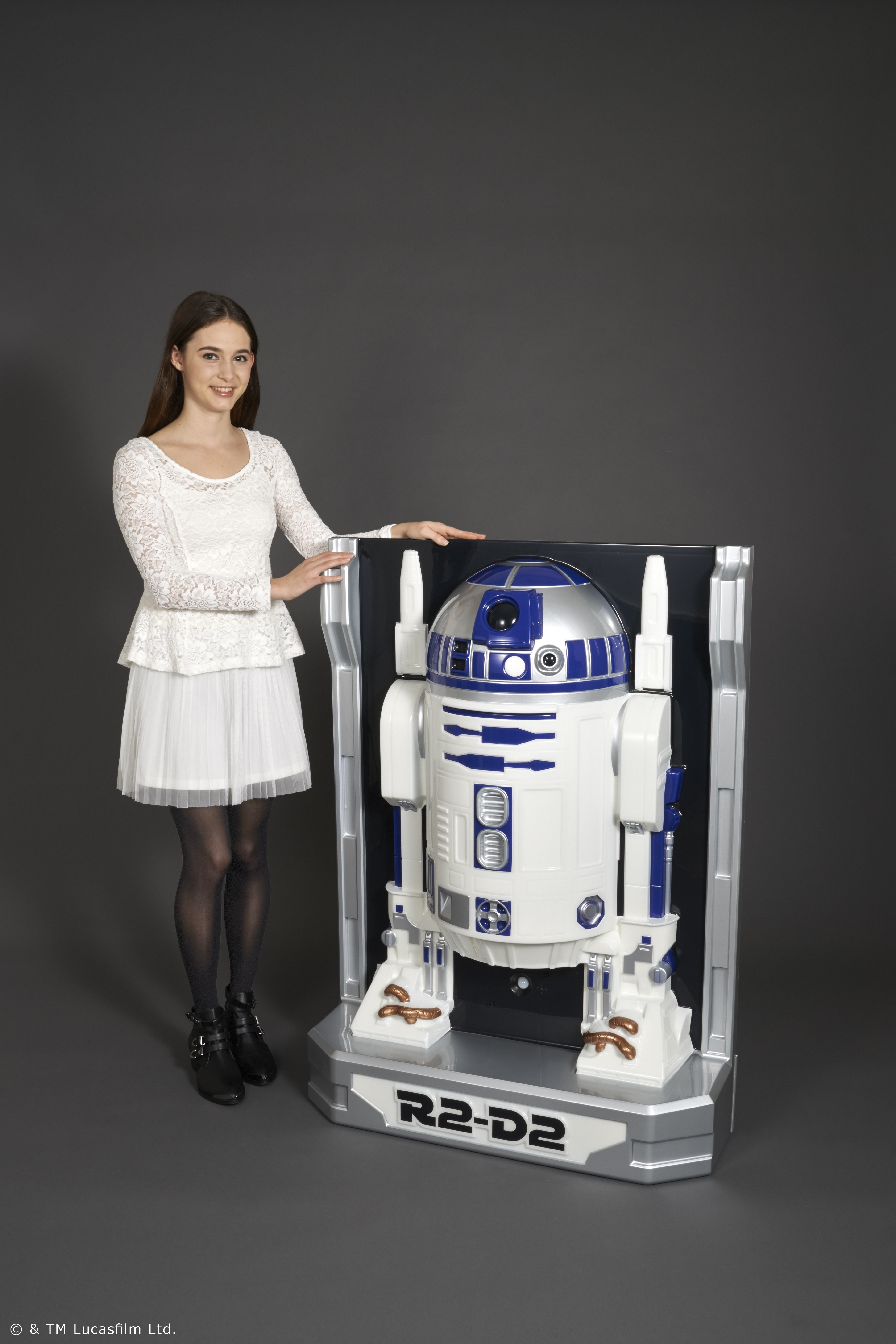 喋る等身大「R2-D2」フィギュアが約35,000円で予約開始、半立体型で人