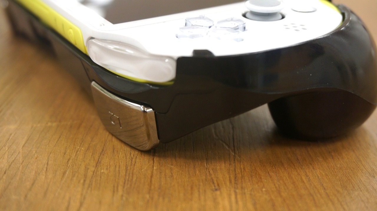 PS Vita向け「L2/R2ボタン」搭載グリップカバーを触ってみた！求めていたのはコレだが… | インサイド