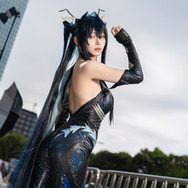 【コスプレ】背中で魅せる『NIKKE』から人気アニメ、VTuberがまざった「ニコニコ超会議2025」美女レイヤー10選【写真45枚】
