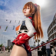 【コスプレ】ピチテカエナメルスーツが映える最高のポージング！「エヴァ」アスカが似合いすぎる博多美女レイヤー【写真9枚】