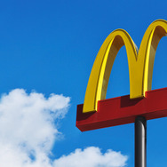 「あれ？いつもとなんかちがう？？」マクドナルドが映画「マイクラ」コラボを示唆？ハッピーセットのロゴが“四角く”表現