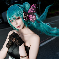 【コスプレ】ツインテールとニーハイが似合いすぎ！漆黒のドレスで舞うスレンダーな「初音ミク」が美しい【写真8枚】
