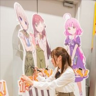 「がっこうぐらし！」聖地オリナスでハロウィンコラボイベント実施 高橋李依、木村珠莉が登場