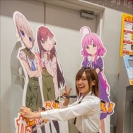 「がっこうぐらし！」聖地オリナスでハロウィンコラボイベント実施 高橋李依、木村珠莉が登場