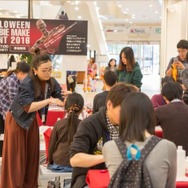 「がっこうぐらし！」聖地オリナスでハロウィンコラボイベント実施 高橋李依、木村珠莉が登場