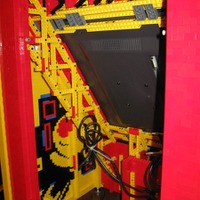 レゴで懐かしのゲーム筐体を再現－基板を内蔵、本当にゲームが遊べる逸品