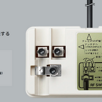 ブラウン管とゲーム機をつなぐ「あの機械」について盛り上がる中高年海外ゲーマーたち。ペンチ以外にバターナイフも活躍