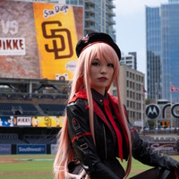 オオタニサンも見てた？『勝利の女神：NIKKE』ラピがメジャーの始球式に降り立つ！海外人気ストリーマーが10万人以上の観客をコスプレで魅了