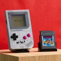 「初代ゲームボーイ」が大人向けレゴになって登場！ボタンや差込口、『ゼルダ』『マリオ』のカートリッジまで付属の超本格仕様