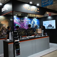 東京ゲームショウ 2025のBenQブースはゲームアートスタイルを鮮明に映し出す最新ゲーミングモニターが主役！猫麦とろろさんのスタイリッシュなパネルもお出迎え【TGS2025】