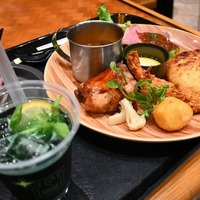 「USJでモリバーたちが宴を開きたがっています！」とろ～りクファナチーズも再現された焚き火料理が味わえるコラボイベント「モンハンワイルズ モリバーの宴」をレポート！