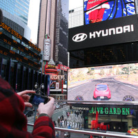 スマートフォンをコントローラーにして、米国ニューヨーク・タイムズスクエアの巨大ビルボードでレースゲームが楽しめる「ヒュンダイレース」