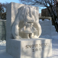 再制作された「雪ミク」雪像
