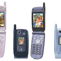 NEC製携帯電話「N505iS」（2003年発表）。二つ折携帯電話全盛時代にはシェア20％を誇っていたが、最近は10％前後に低迷していた