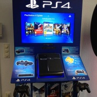 PlayStation 4の店頭試遊台を収めた写真が公開、PS4本体は中央に設置