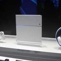 【E3 2014】SCEブースにて、まばゆい「グレイシャー・ホワイト」のPS4本体をチェック