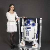喋る等身大「R2-D2」フィギュアが約35,000円で予約開始、半立体型で人感センサー付き