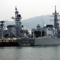 佐世保港クルーズから見えた護衛艦「きりさめ」。62口径76mm速射砲などを備える