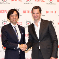 フジテレビ常務取締役の大多亮氏と、Netflix代表取締役社長のグレッグ・ピーターズ氏
