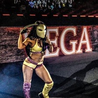 海外女子プロレスラーのゼリーナ・ベガ選手が「バルログ」のコスプレで入場！