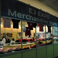 【E3 2009】Tシャツ、バッグ、ボールペン・・・E3グッズ販売中