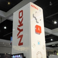 【E3 2009】ヘンテコ周辺機器メーカー巡り(1) 赤い髪&デカいリモコンがお迎え Nyko