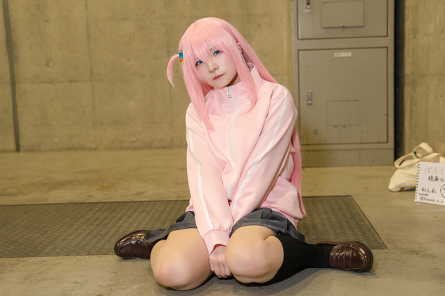 【コスプレ】「きょっ今日は人と話しすぎて疲れたので帰ります…」会場の片隅にリアルぼっちちゃんを発見!注目レイヤー・ねんね【写真7枚】 画像