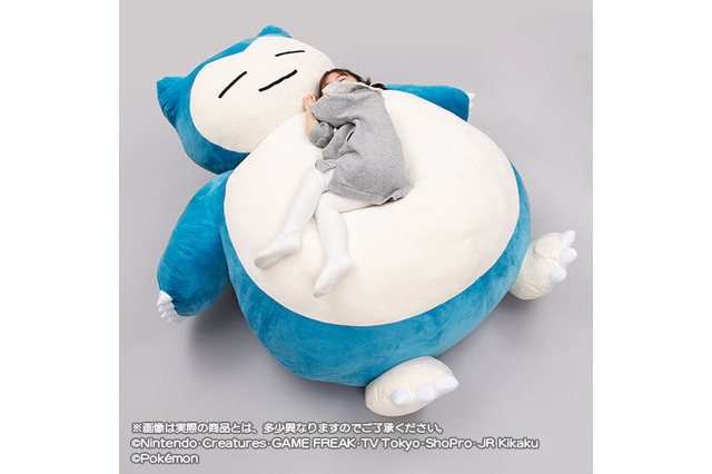 「ポケモン」お腹の上が気持ちいい! 眠るカビゴンの巨大クッションを”ポケモンのふえ”で起こそう! 画像