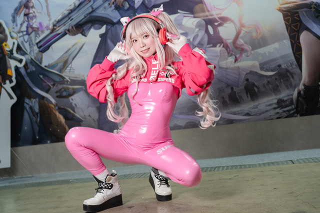 【コスプレ】「ウサギさん、ニコ超で一緒に遊びましょう!」『NIKKE』ブースに登場したアリスがかわいい!人気レイヤー・千夢【写真8枚】 画像