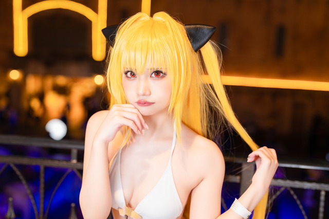 【コスプレ】黄金の城に浮かぶ”金色の闇”の水着姿が美しい!人気レイヤー・舞陽女【写真8枚】 画像