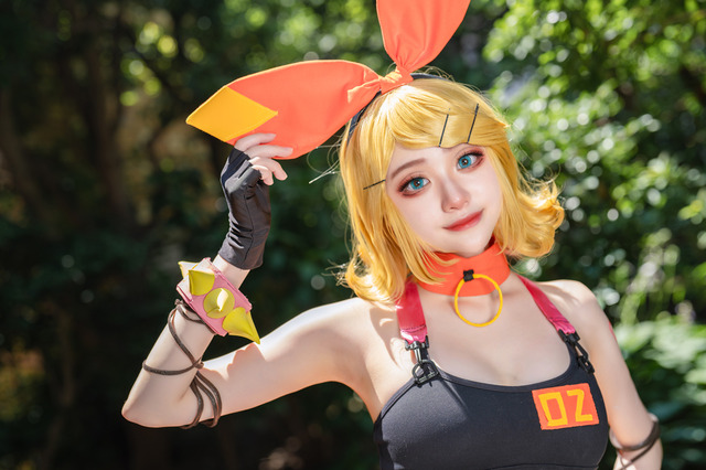 【コスプレ】夏の木漏れ日の下元気いっぱいの鏡音リンの輝く可愛さに癒される!!注目レイヤー・天音【写真9枚】 画像