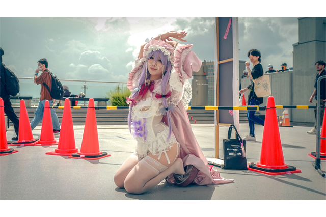 【コスプレ】『東方Project』パチュリーが艶やかな表情で見つめてくる!引きこもりのお嬢様がビッグサイトに降臨【写真9枚】 画像