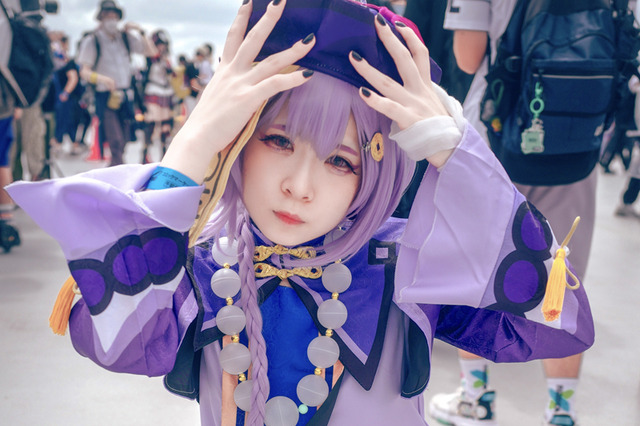【コスプレ】『原神』キョンシー・七七は無愛想でも愛らしさがある―仕草ひとつひとつが魅力に溢れる【写真15枚】 画像