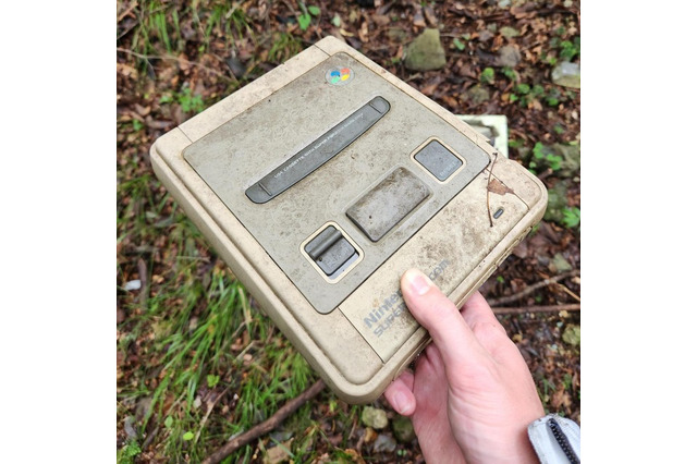栃木の山奥で発見!スーパーファミコン&スーパースコープが捨てられていた…レーザーディスクなど懐かしの品も 画像