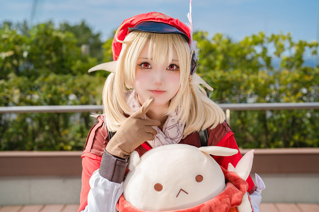 【コスプレ】元気いっぱいの『原神』クレーが可愛い!青空で「どかーん!」する注目レイヤー・珠紀【写真8枚】 画像