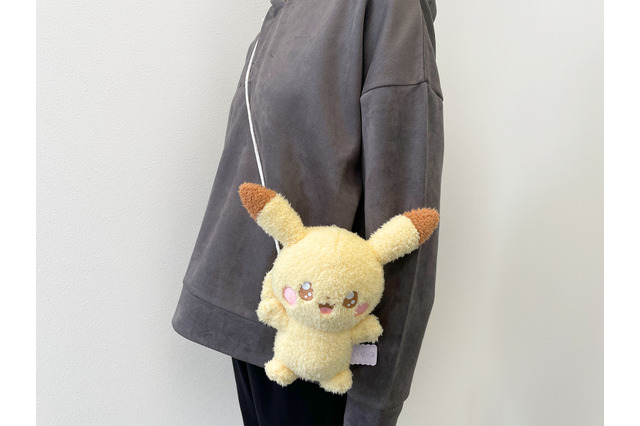 ふわふわのピカチュウたちが可愛すぎる！「ポケピース」グッズに「ぬいぐるみポシェット」が追加 画像