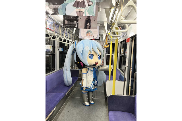 雪ミク（雪ダヨー）さんが電車に乗る姿がインパクト大！微妙に座れず浮遊しているように見える謎の存在感 画像