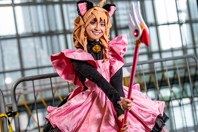 【コスプレ】イスラム教徒として戒律を守りながら楽しむ!スカーフを髪の毛に見立てた創意工夫から生まれる会心の笑顔【写真10枚】 画像