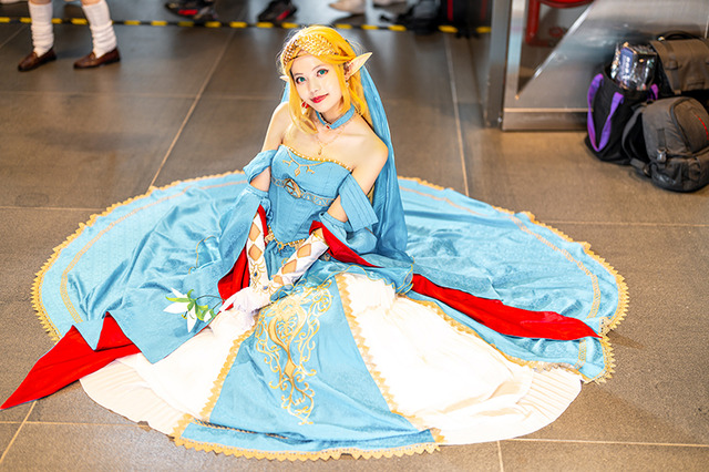 【コスプレ】ゼルダ姫の笑顔がとにかくチャーミング!シンガポール美女の愛らしい立ち居振る舞いに思わず足が止まる【写真8枚】 画像