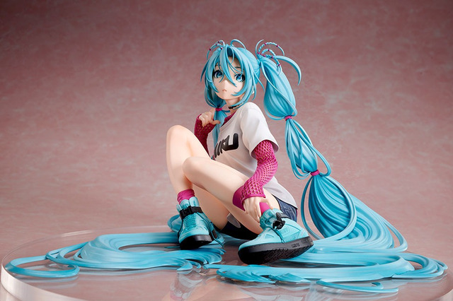 あらわになった太ももがスニーカーに映える!「初音ミク」×米山舞氏のコラボイラストがフィギュア化―低彩度の限定カラーも 画像