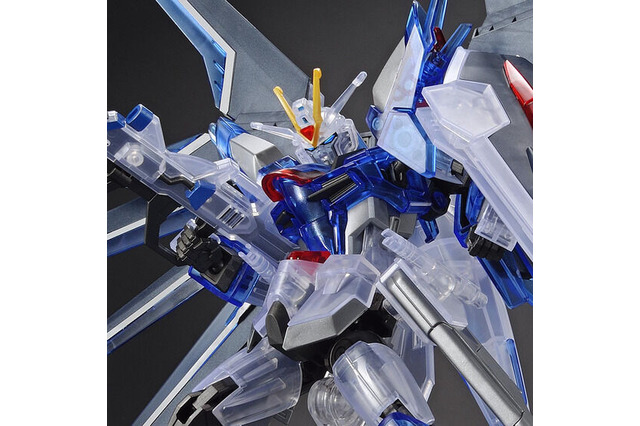 劇場版『ガンダムSEED』より「ライジングフリーダムガンダム」がクリアカラ―で立体化！パーツの差し替えによりMA形態への変形が可能 画像